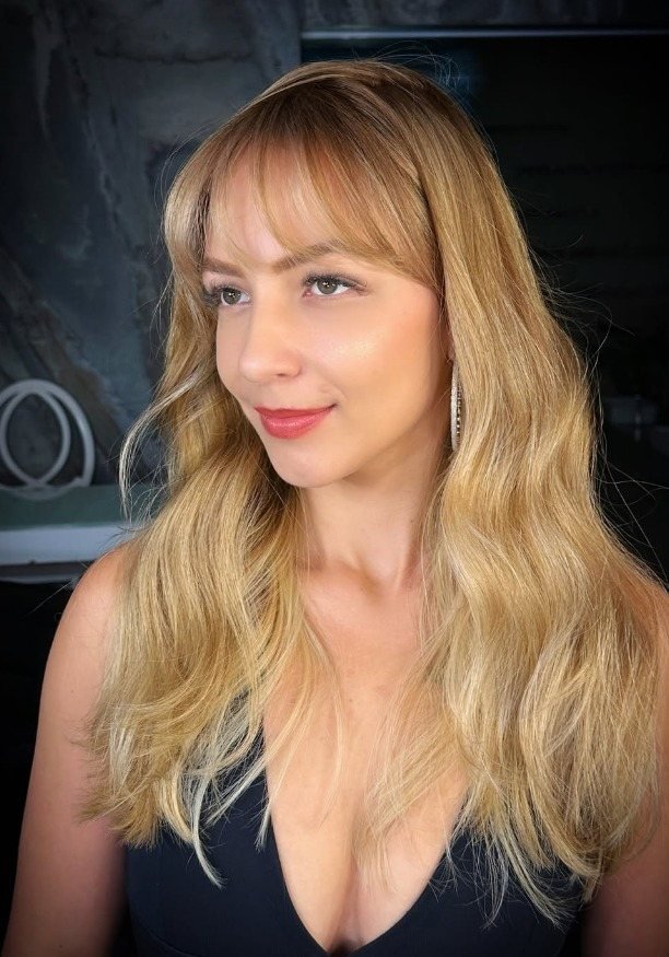 Cabelo loiro com ondas feito no Maison Complex