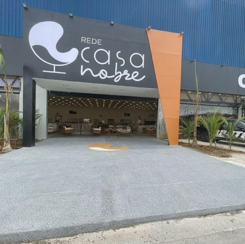 Calçada de loja com a marca do cliente desenhada no próprio piso em Fulget
