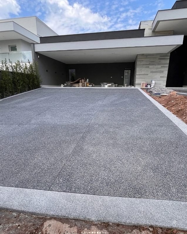 Entrada de garagem revestida em Fulget numa casa de alto padrão
