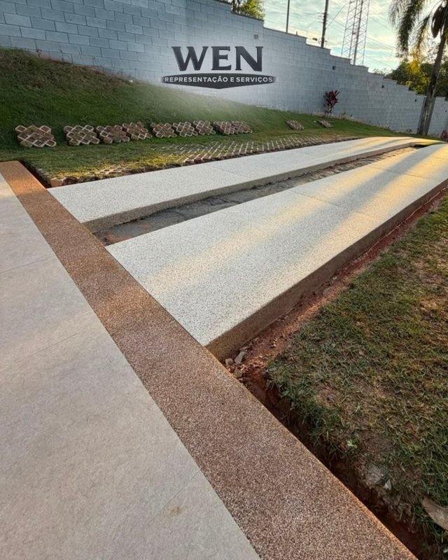 Entrada da casa em Fulget claro com a faixa escura cortando o gramado