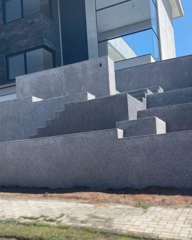 Escadão e muro revestidos em Fulget escuro, vistos de cima