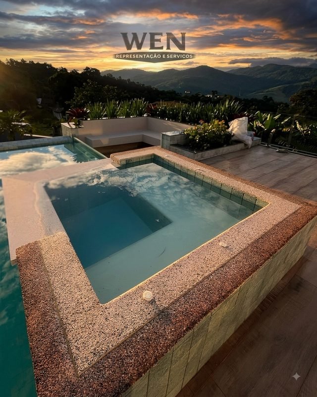 Piscina e ofurô com a borda em Fulget claro, com a serra ao fundo