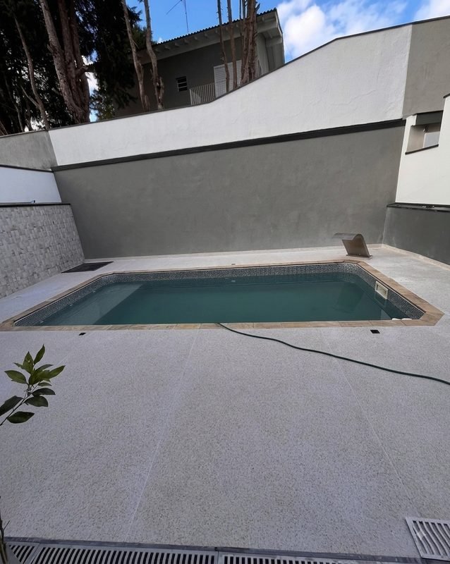 Área de lazer da piscina revestida em Fulget claro