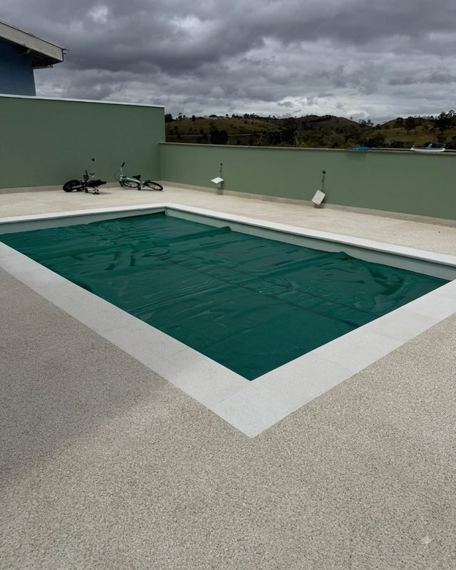 Piscina sobre laje com a volta e a mureta revestidas em Fulget claro
