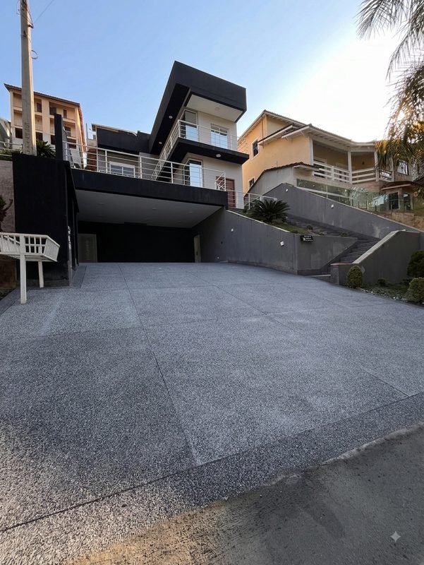 Rampa de garagem inclinada revestida em Fulget escuro
